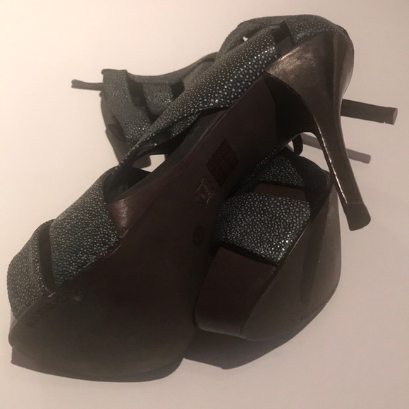 BCBGMaxazria platform heel, ankle strap & zipper - Picture 4 of 5